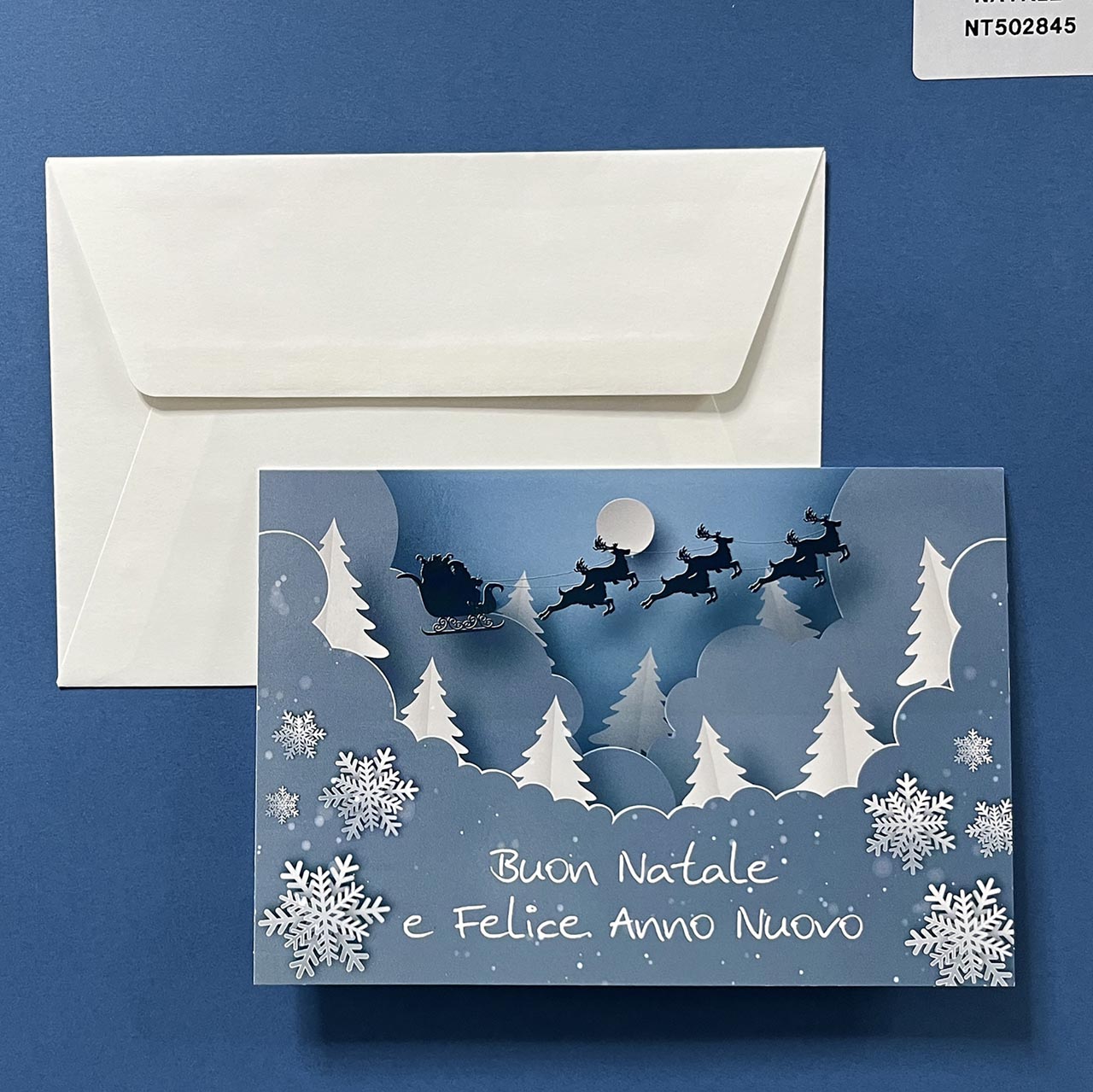 Biglietto di Natale personalizzabile orizzontale. Copertina lucida sui toni del blu con una illustrazione moderna. 