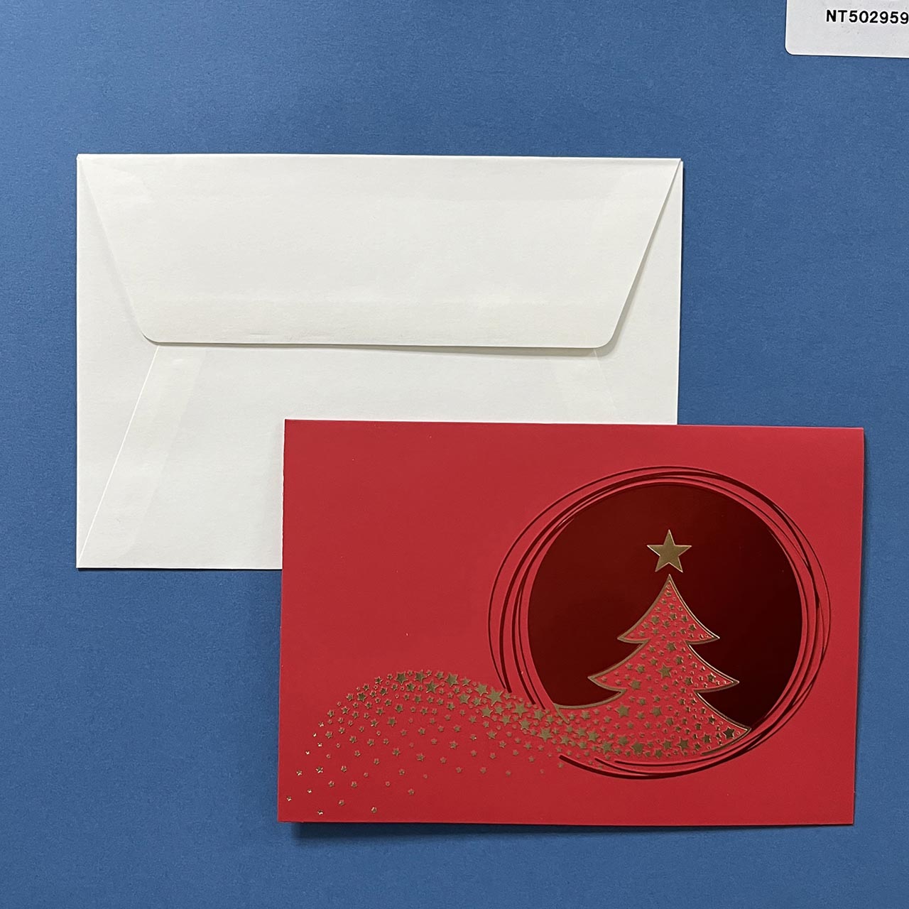Biglietto di Natale per auguri con copertina in cartoncino rosso, albero di natale lucido a rilievo dorato. Un foglio ci colore bianco all'interno, permette di inserire l'augurio personalizzato