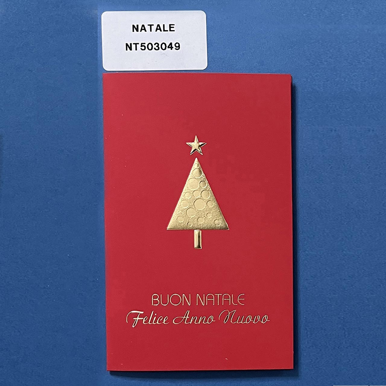 Biglietto di Natale formato a libretto verticale cm 8,5x13. La copertina presenta un albero di natale stilizzato in oro a caldo e auguri natalizi. 